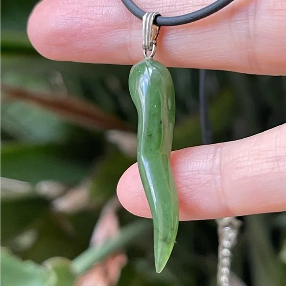 High quality natural spinach green nephrite jade horn pendant & black cord chain - Picture 3 of 6